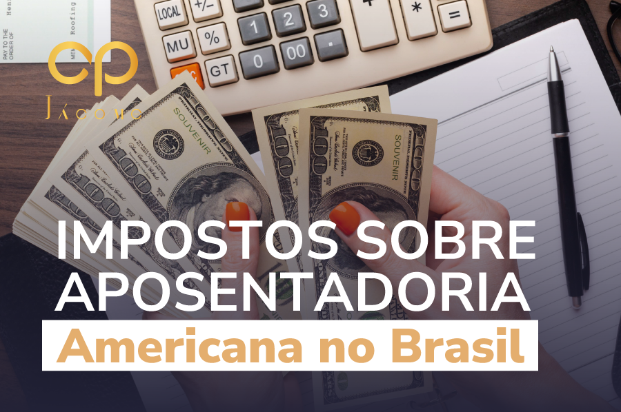 Especialistas em Direito Previdenciário Internacional explicam que receber aposentadoria do Social Security, mesmo morando no Brasil, pode gerar obrigações fiscais com o governo dos Estados Unidos. Isso porque, segundo as regras da Receita Federal americana (IRS), o valor do benefício pode estar sujeito ao Imposto de Renda federal, dependendo da situação migratória e da residência fiscal do beneficiário. Brasileiros que não possuem cidadania americana nem Green Card são considerados pelo IRS como nonresident aliens (estrangeiros não residentes). Nesses casos, a tributação sobre o Social Security ocorre diretamente na fonte, com uma alíquota fixa de 25,5%, aplicada automaticamente antes do envio do pagamento ao Brasil. Já os cidadãos americanos ou residentes fiscais nos EUA, mesmo vivendo no Brasil, estão sujeitos às mesmas regras aplicadas aos residentes americanos. Quer entender se a sua aposentadoria americana será tributada, como a alíquota é calculada e o que fazer para declarar corretamente ao IRS? Neste texto, explicamos tudo o que você precisa saber para evitar surpresas com o fisco americano e garantir que seu benefício do Social Security seja recebido com segurança e planejamento. Impostos sobre aposentadoria americana no Brasil